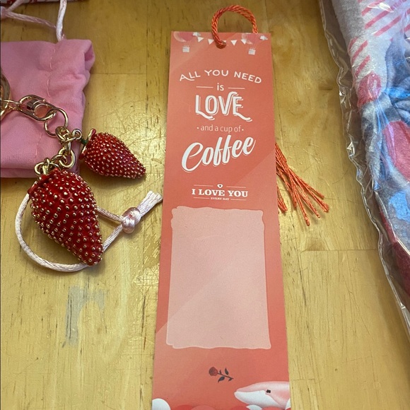 Valentines Day gift set w handled box incl heart necklace, mug, purse charm more - Picture 6 of 9